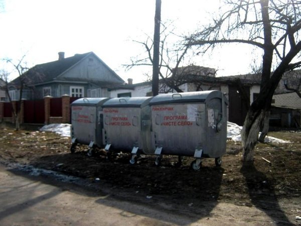 Нові смітєві контейнери у селищіТурійськ